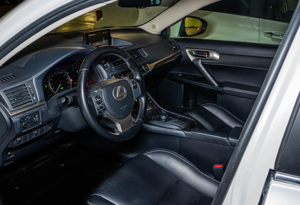Аренда lexus ct комфорт класса 2018 года в городе Москва Нахимовский проспект от 4400 руб./сутки, передний привод, двигатель: гибрид, объем 1.8 литров, ОСАГО (Мультидрайв), без водителя, недорого, вид 6 - RentRide