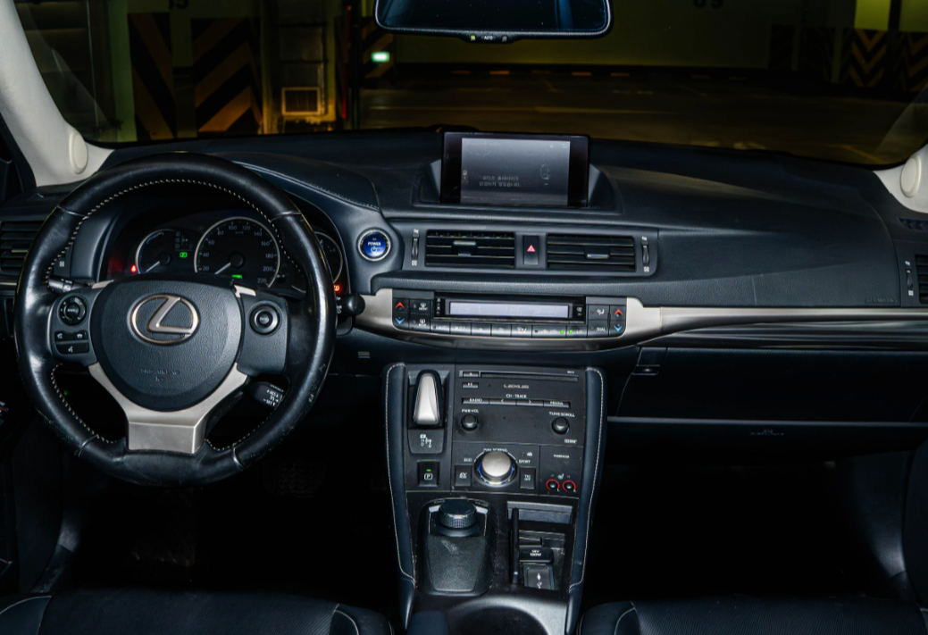 Аренда lexus ct комфорт класса 2018 года в городе Москва Нахимовский проспект от 4400 руб./сутки, передний привод, двигатель: гибрид, объем 1.8 литров, ОСАГО (Мультидрайв), без водителя, недорого, вид 4 - RentRide