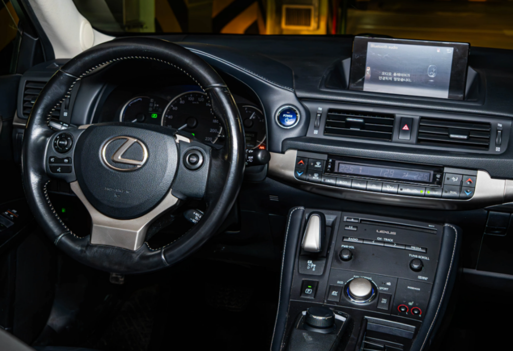 Аренда lexus ct комфорт класса 2018 года в городе Москва Нахимовский проспект от 4400 руб./сутки, передний привод, двигатель: гибрид, объем 1.8 литров, ОСАГО (Мультидрайв), без водителя, недорого, вид 5 - RentRide
