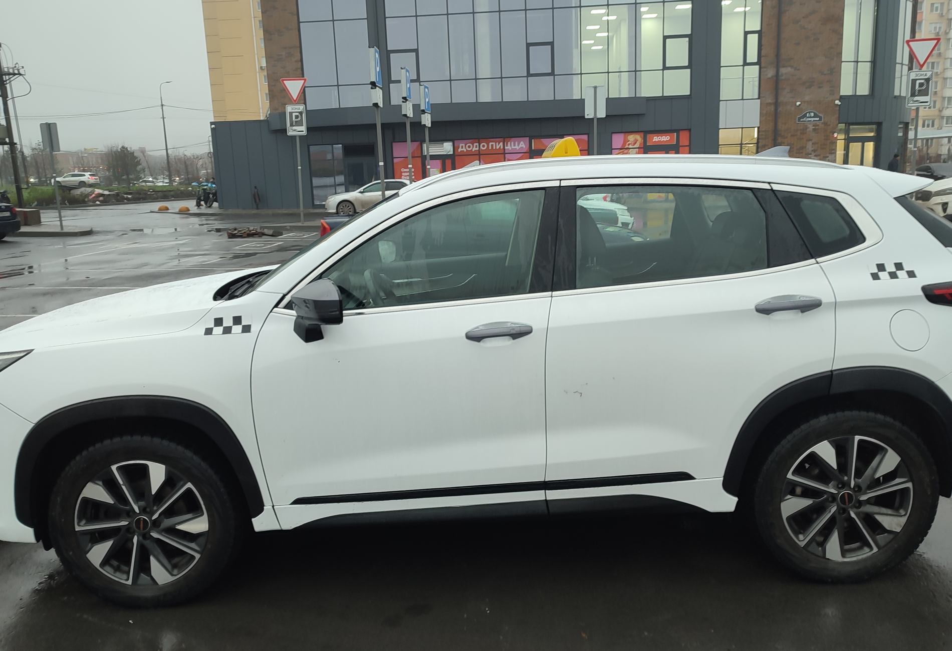 Аренда exeed lx комфорт класса 2023 года в городе Москва от 2560 руб./сутки, передний привод, двигатель: газ, объем 1.5 литров, ОСАГО (Впишу в полис), без водителя, недорого, вид 2 - RentRide