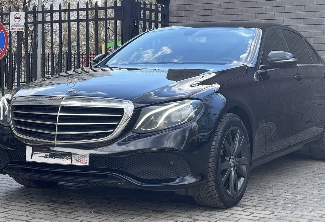 Аренда mercedes-benz e-klass бизнес класса 2020 года в городе Москва Коломенская от 6000 руб./сутки, задний привод, двигатель: дизель, объем 2 литра, ОСАГО (Впишу в полис), без водителя, недорого - RentRide