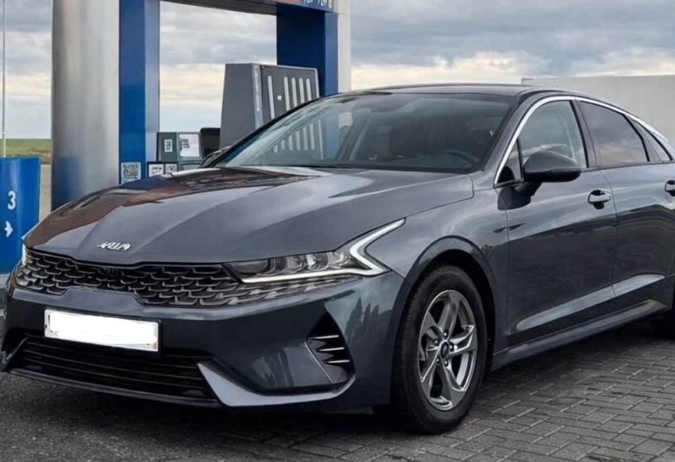 Аренда kia k5 2021 года в городе Москва от 4400 руб./сутки, передний привод, двигатель: бензин, объем 1.6 литров, без водителя, недорого - RentRide
