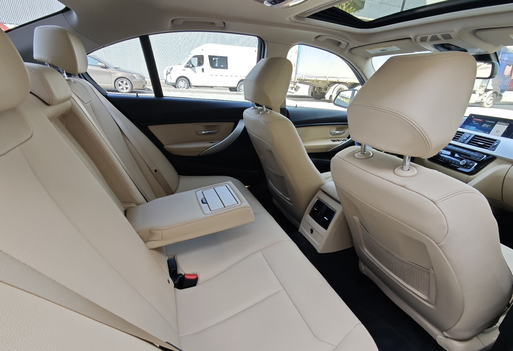 Аренда bmw 3-serii бизнес класса 2018 года в городе Москва Дубровка от 5600 руб./сутки, полный привод, двигатель: бензин, объем 2 литра, ОСАГО (Впишу в полис), без водителя, недорого, вид 8 - RentRide