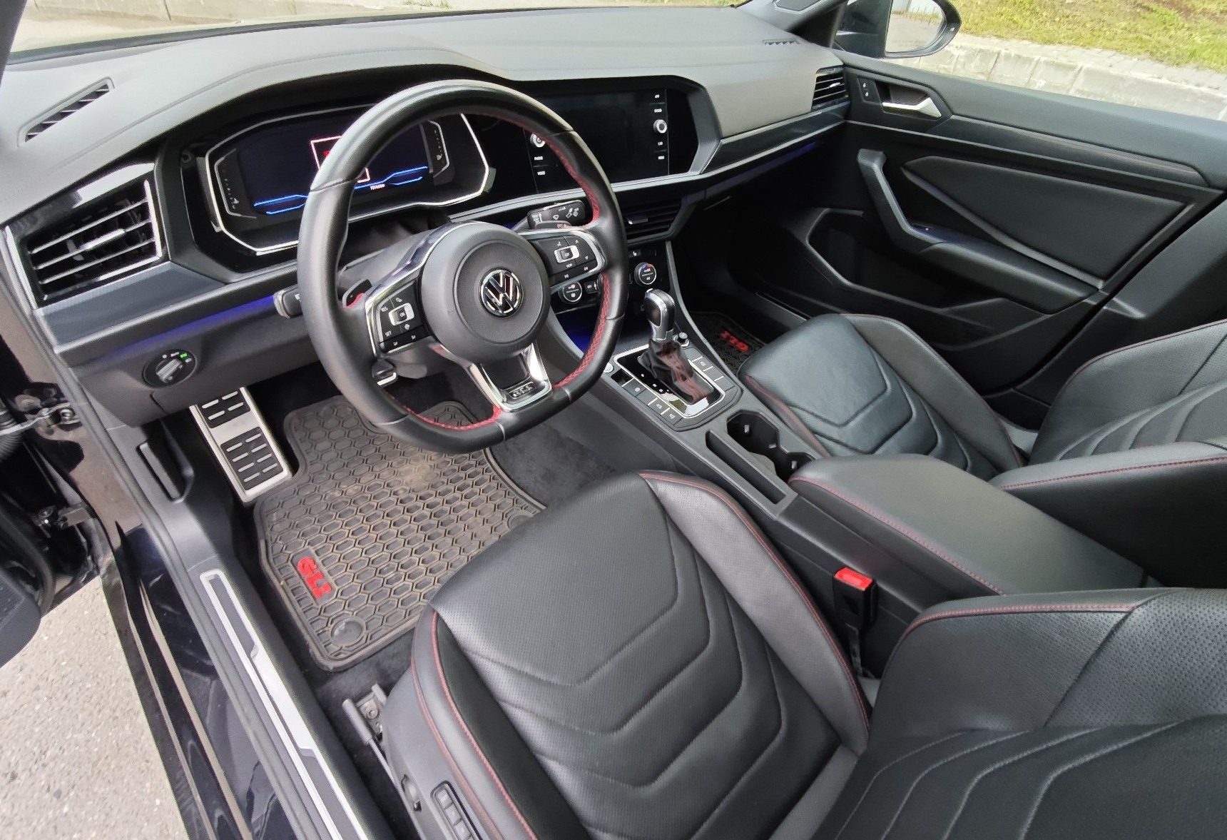 Аренда volkswagen jetta комфорт класса 2019 года в городе Москва Дубровка от 4800 руб./сутки, передний привод, двигатель: бензин, объем 2 литра, ОСАГО (Впишу в полис), без водителя, недорого, вид 9 - RentRide