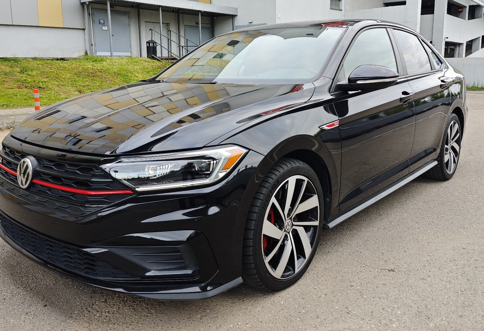 Аренда volkswagen jetta комфорт класса 2019 года в городе Москва Дубровка от 4800 руб./сутки, передний привод, двигатель: бензин, объем 2 литра, ОСАГО (Впишу в полис), без водителя, недорого - RentRide