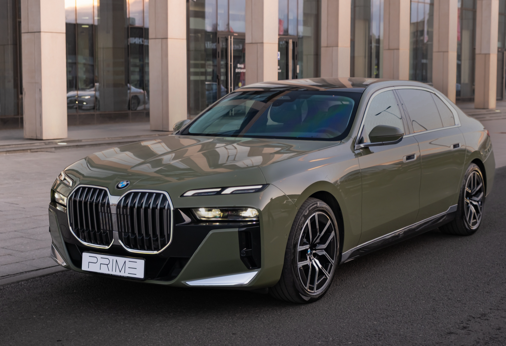 Аренда bmw 7-serii премиум класса 2022 года в городе Москва Тульская от 29600 руб./сутки, задний привод, двигатель: бензин, объем 3 литра, каско (Мультидрайв), ОСАГО (Мультидрайв), без водителя, недорого - RentRide