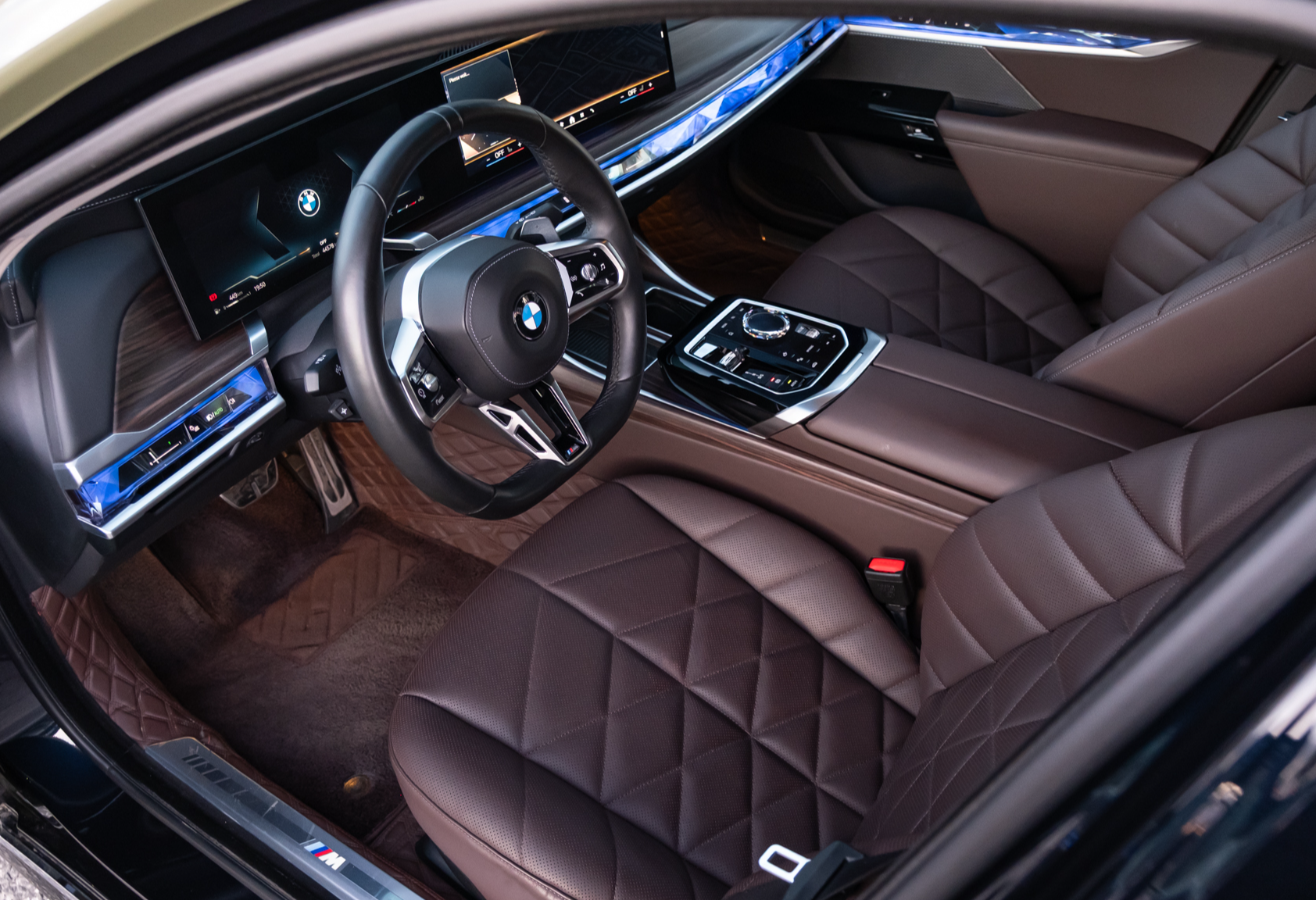 Аренда bmw 7-serii премиум класса 2022 года в городе Москва Тульская от 29600 руб./сутки, задний привод, двигатель: бензин, объем 3 литра, каско (Мультидрайв), ОСАГО (Мультидрайв), без водителя, недорого, вид 6 - RentRide