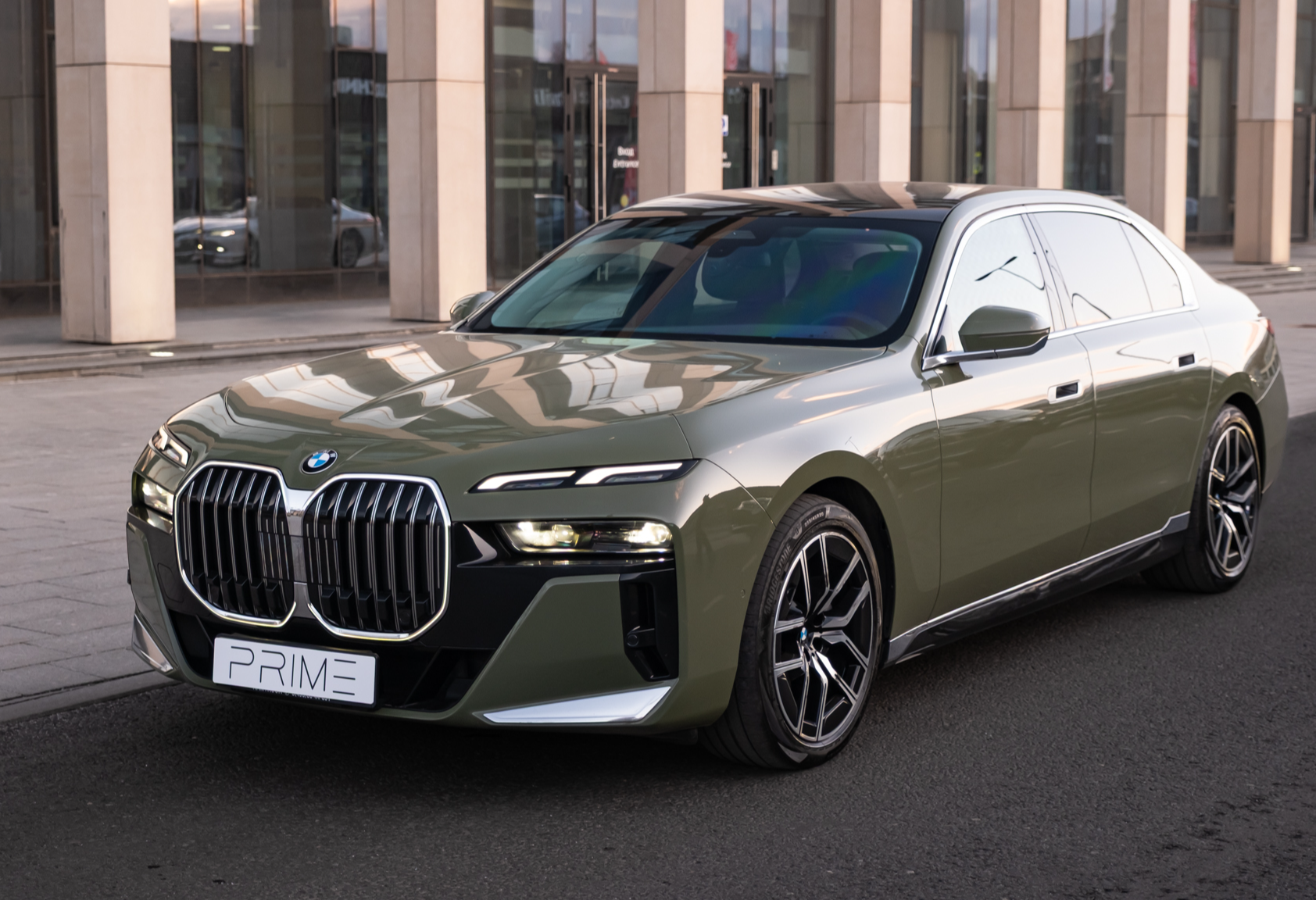 Аренда bmw 7-serii премиум класса 2022 года в городе Москва Тульская от 29600 руб./сутки, задний привод, двигатель: бензин, объем 3 литра, каско (Мультидрайв), ОСАГО (Мультидрайв), без водителя, недорого - RentRide