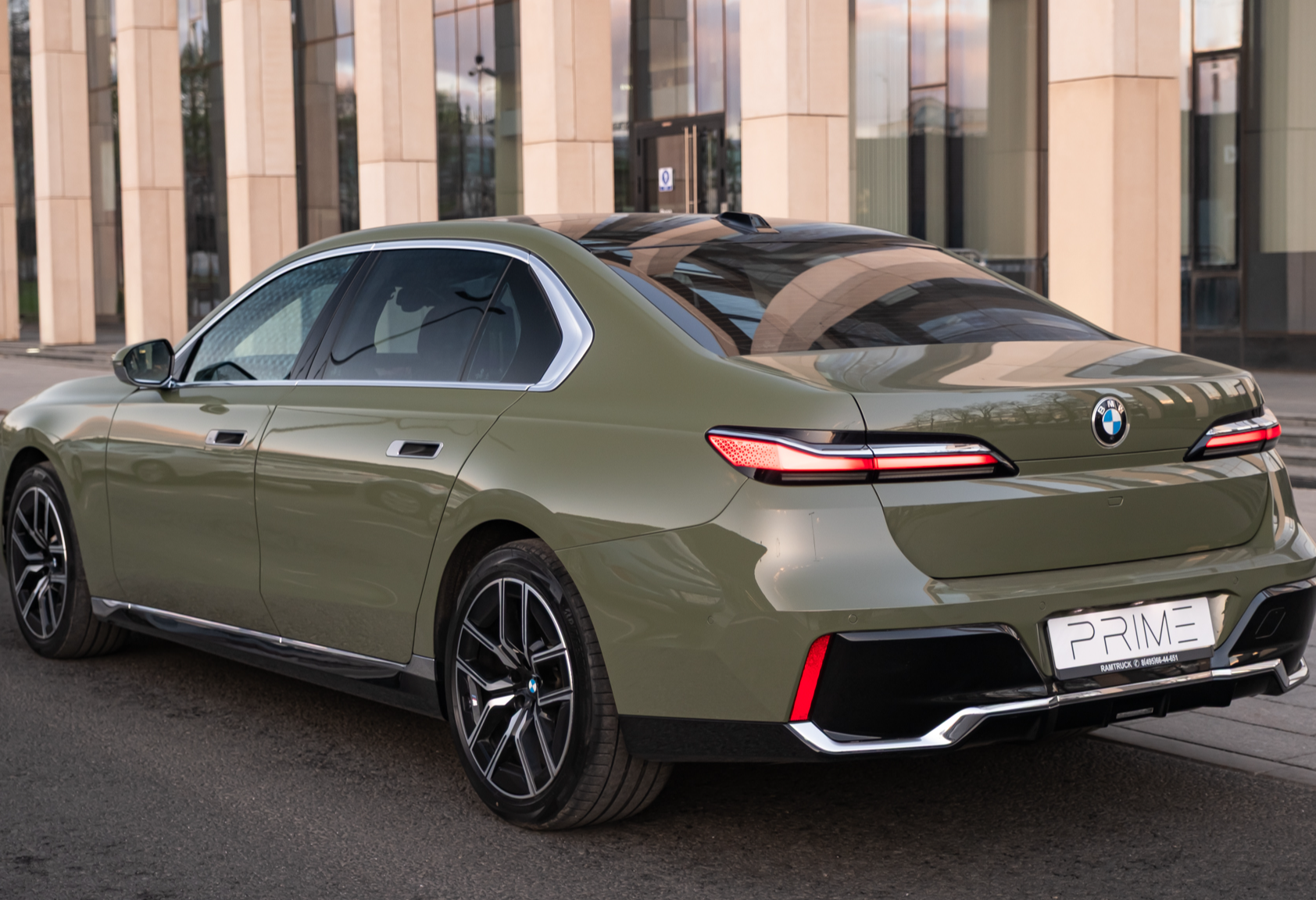 Аренда bmw 7-serii премиум класса 2022 года в городе Москва Тульская от 29600 руб./сутки, задний привод, двигатель: бензин, объем 3 литра, каско (Мультидрайв), ОСАГО (Мультидрайв), без водителя, недорого, вид 3 - RentRide
