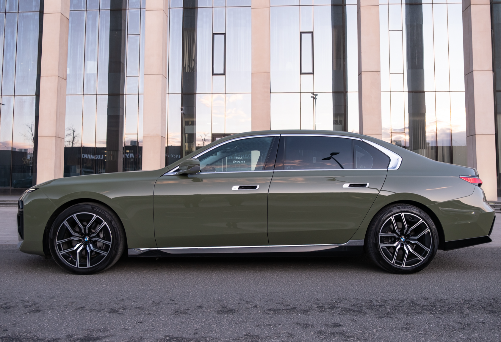 Аренда bmw 7-serii премиум класса 2022 года в городе Москва Тульская от 29600 руб./сутки, задний привод, двигатель: бензин, объем 3 литра, каско (Мультидрайв), ОСАГО (Мультидрайв), без водителя, недорого, вид 2 - RentRide