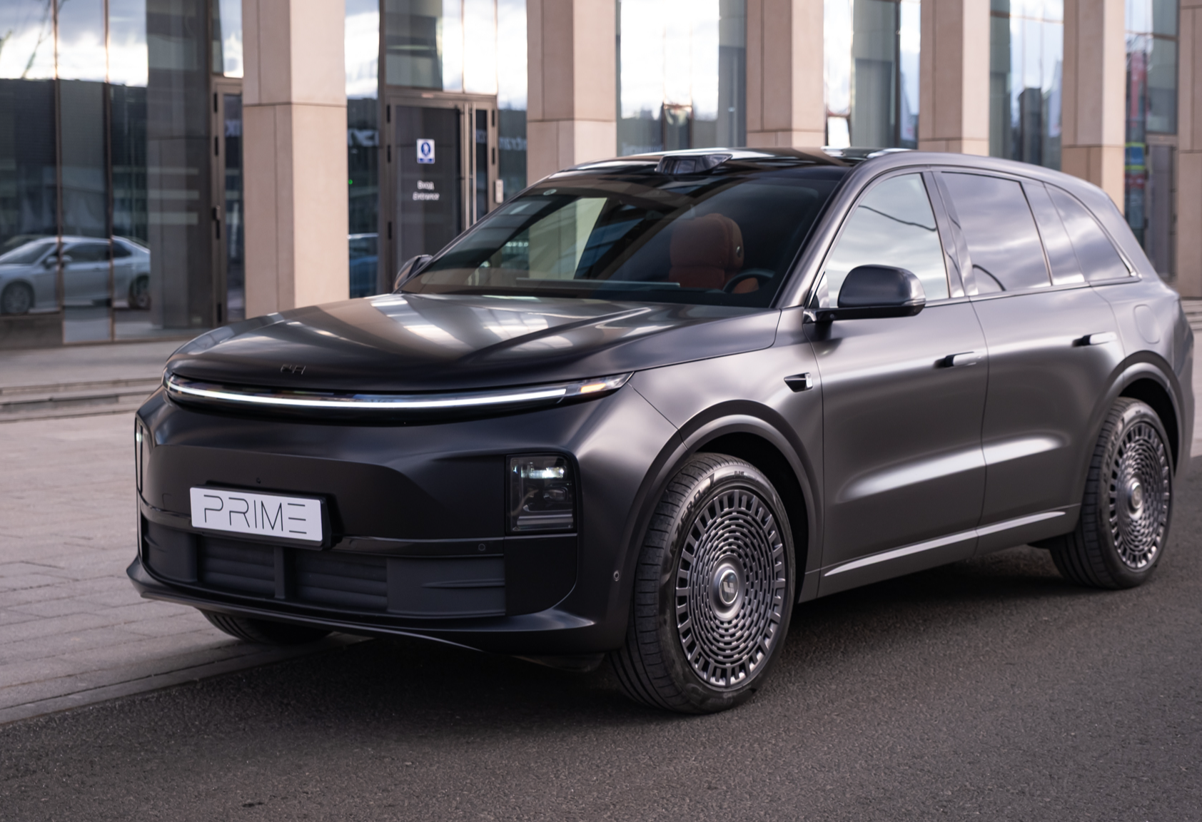 Аренда lixiang l6 премиум класса 2024 года в городе Москва Тульская от 14000 руб./сутки, полный привод, двигатель: гибрид, объем 1.5 литров, каско (Мультидрайв), ОСАГО (Мультидрайв), без водителя, недорого - RentRide