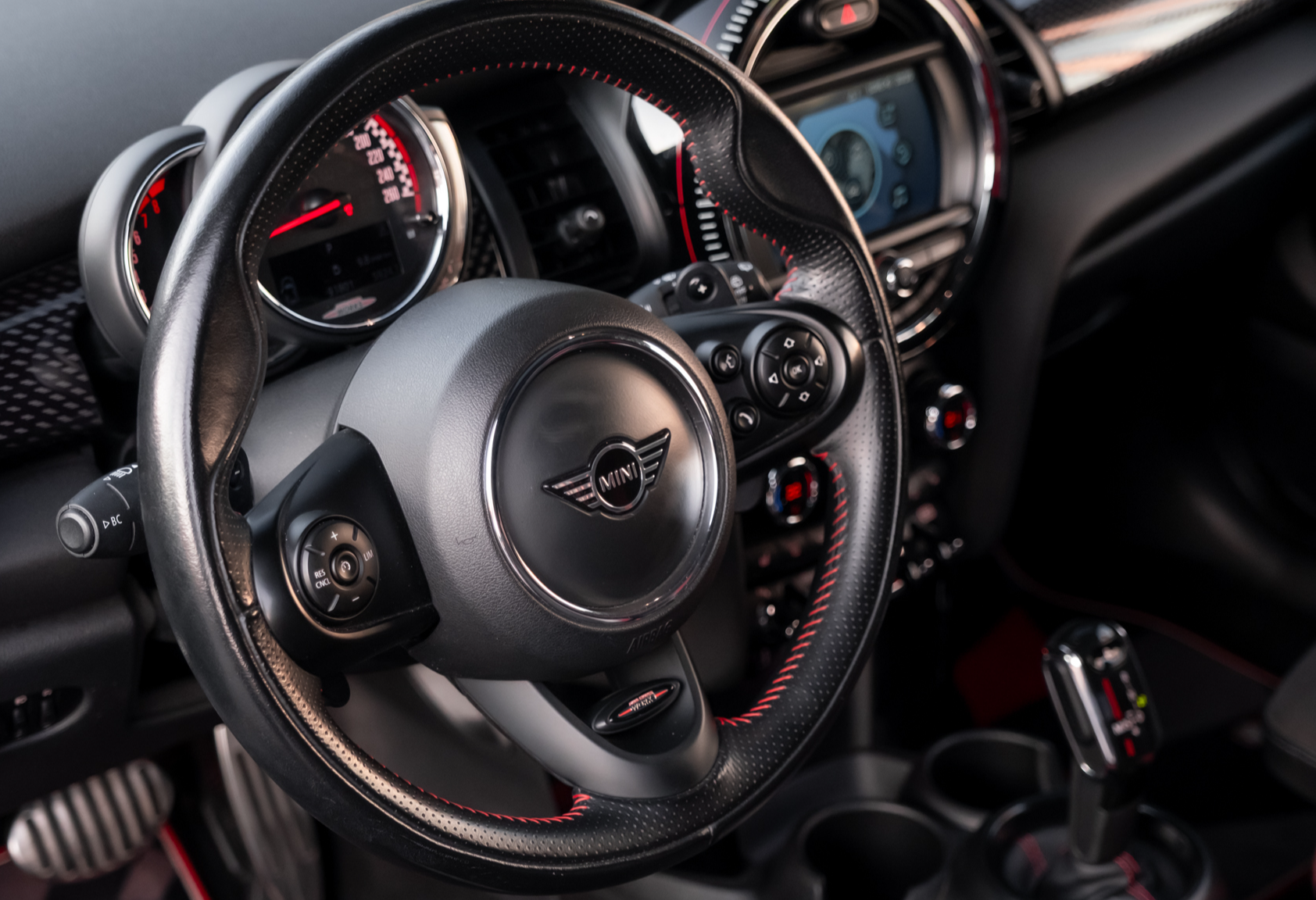 Аренда mini hatch бизнес класса 2018 года в городе Москва Тульская от 8800 руб./сутки, передний привод, двигатель: бензин, объем 2 литра, каско (Мультидрайв), ОСАГО (Мультидрайв), без водителя, недорого, вид 5 - RentRide