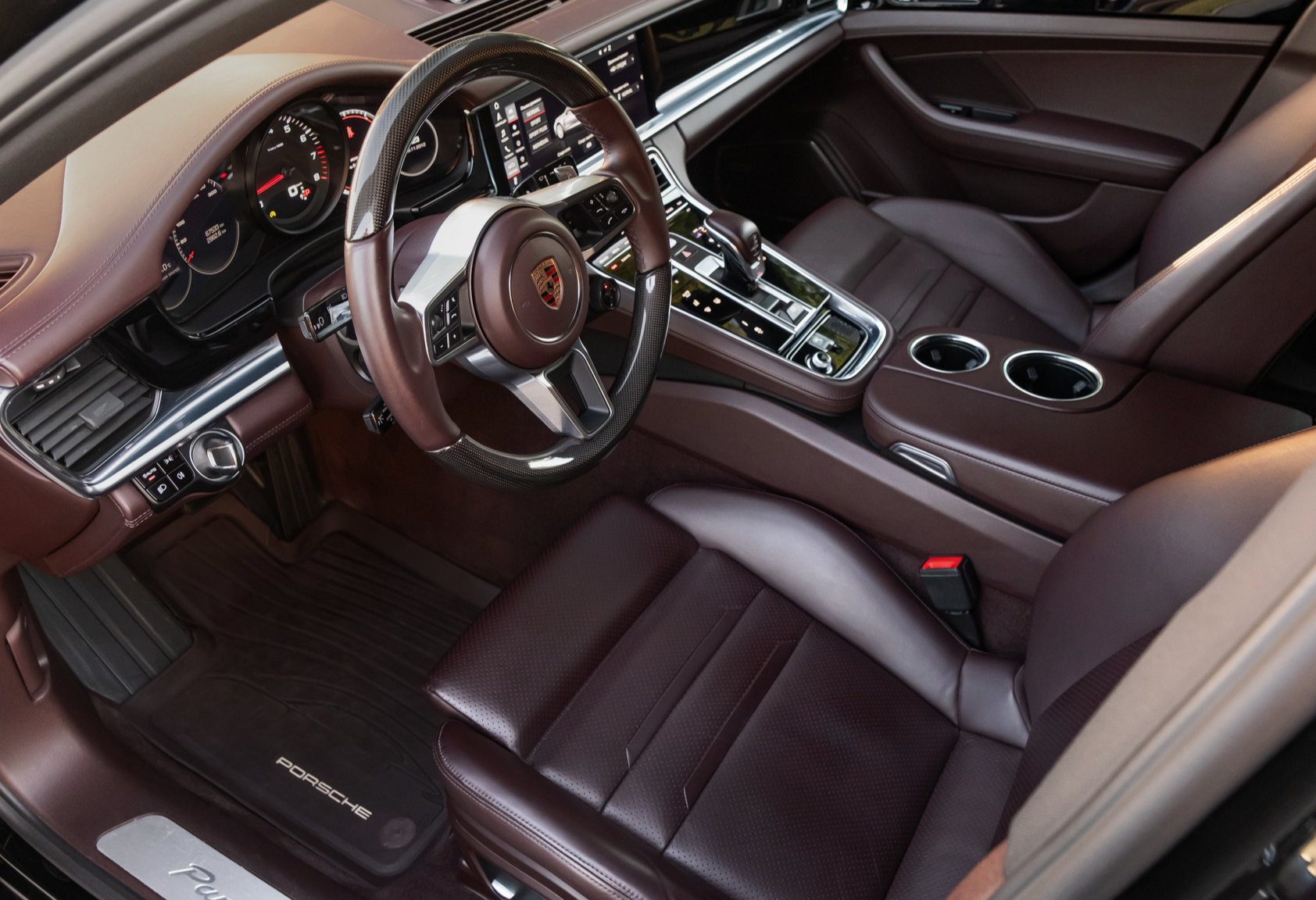 Аренда porsche panamera премиум класса 2020 года в городе Москва Тульская от 21520 руб./сутки, полный привод, двигатель: бензин, объем 2.9 литров, каско (Мультидрайв), ОСАГО (Мультидрайв), без водителя, недорого, вид 4 - RentRide