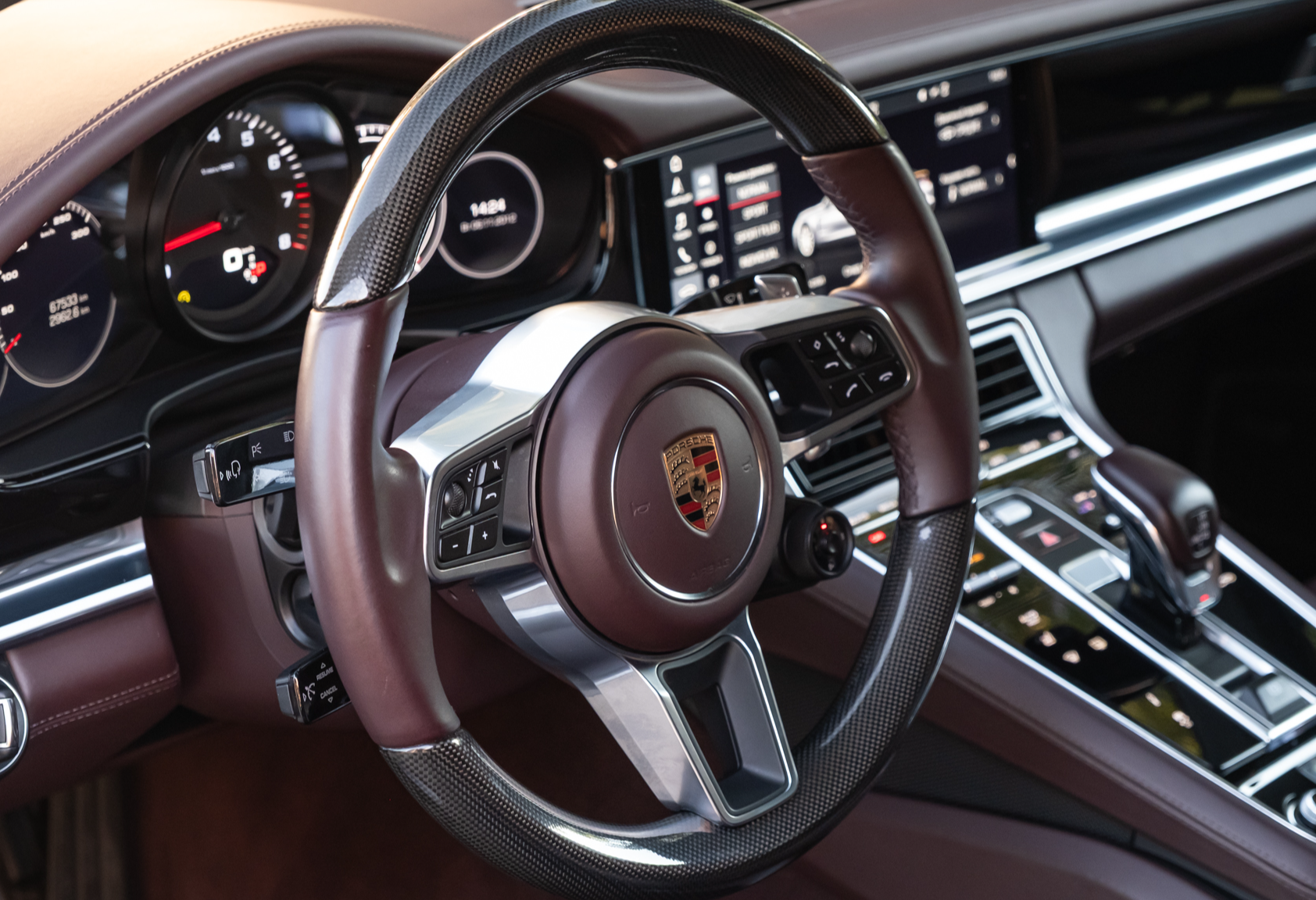 Аренда porsche panamera премиум класса 2020 года в городе Москва Тульская от 21520 руб./сутки, полный привод, двигатель: бензин, объем 2.9 литров, каско (Мультидрайв), ОСАГО (Мультидрайв), без водителя, недорого, вид 5 - RentRide