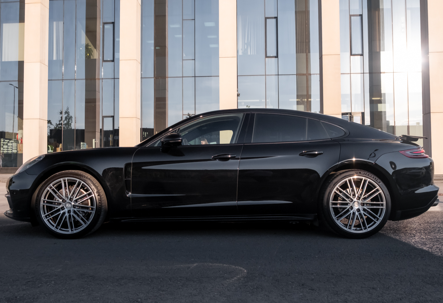 Аренда porsche panamera премиум класса 2020 года в городе Москва Тульская от 21520 руб./сутки, полный привод, двигатель: бензин, объем 2.9 литров, каско (Мультидрайв), ОСАГО (Мультидрайв), без водителя, недорого, вид 2 - RentRide