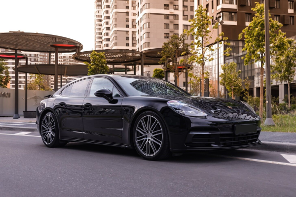 Прокат авто porsche panamera премиум класса 2020 года в городе Москва Тульская от 21520 руб./сутки, полный привод, двигатель: бензин, объем 2.9 литров, каско (Мультидрайв), ОСАГО (Мультидрайв), без водителя, недорого - RentRide