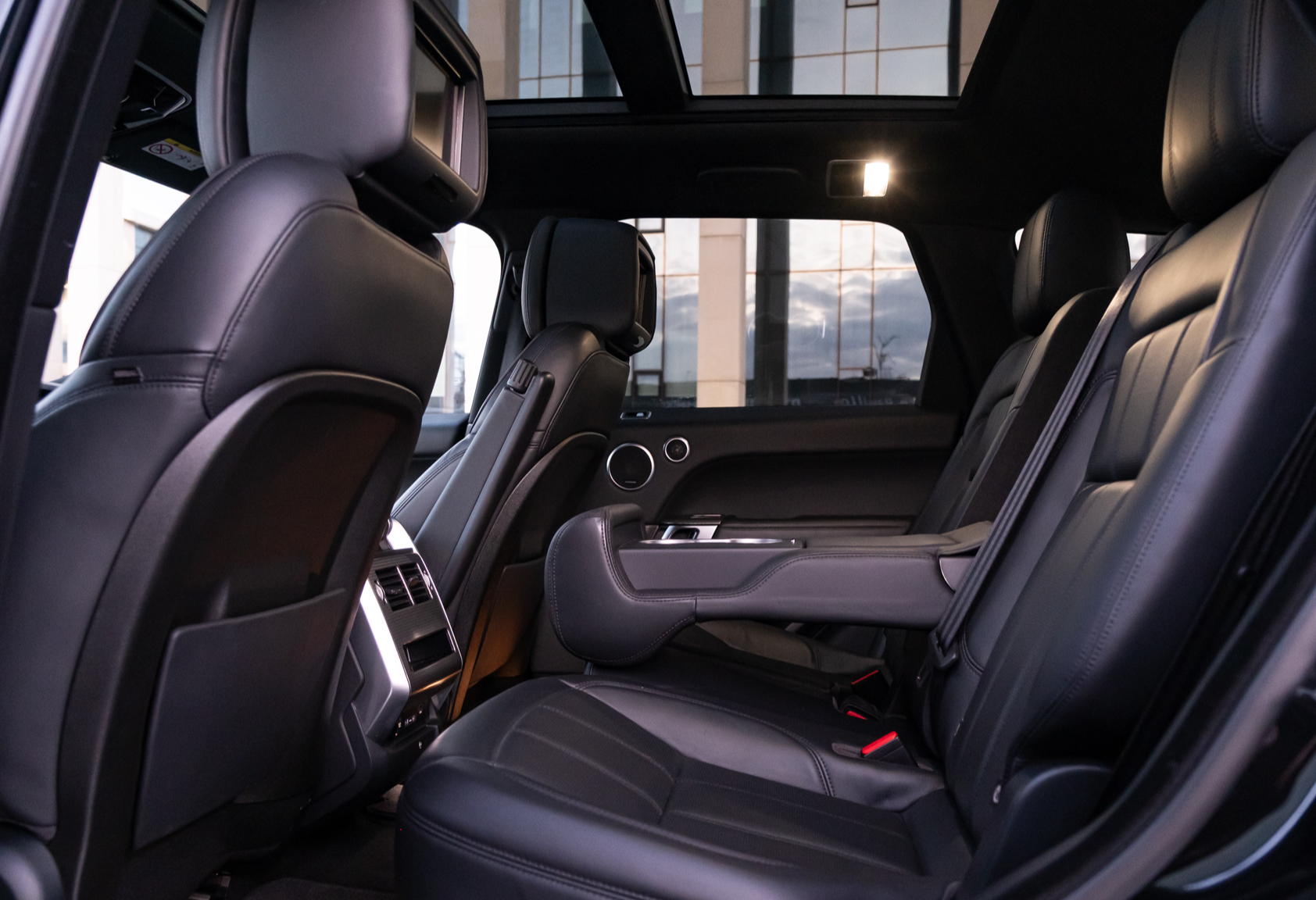 Аренда land-rover range-rover-sport премиум класса 2019 года в городе Москва Тульская от 14400 руб./сутки, полный привод, двигатель: дизель, объем 3 литра, каско (Мультидрайв), ОСАГО (Мультидрайв), без водителя, недорого, вид 8 - RentRide