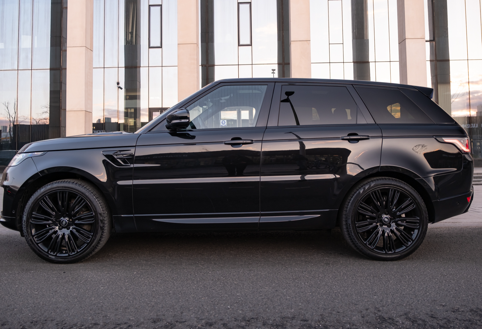 Аренда land-rover range-rover-sport премиум класса 2019 года в городе Москва Тульская от 14400 руб./сутки, полный привод, двигатель: дизель, объем 3 литра, каско (Мультидрайв), ОСАГО (Мультидрайв), без водителя, недорого, вид 2 - RentRide