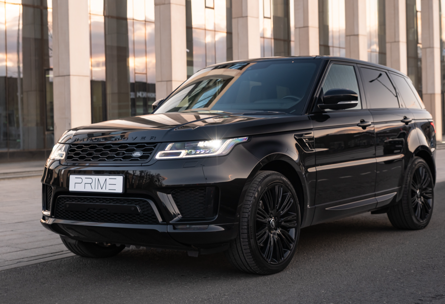 Аренда land-rover range-rover-sport премиум класса 2019 года в городе Москва Тульская от 14400 руб./сутки, полный привод, двигатель: дизель, объем 3 литра, каско (Мультидрайв), ОСАГО (Мультидрайв), без водителя, недорого - RentRide