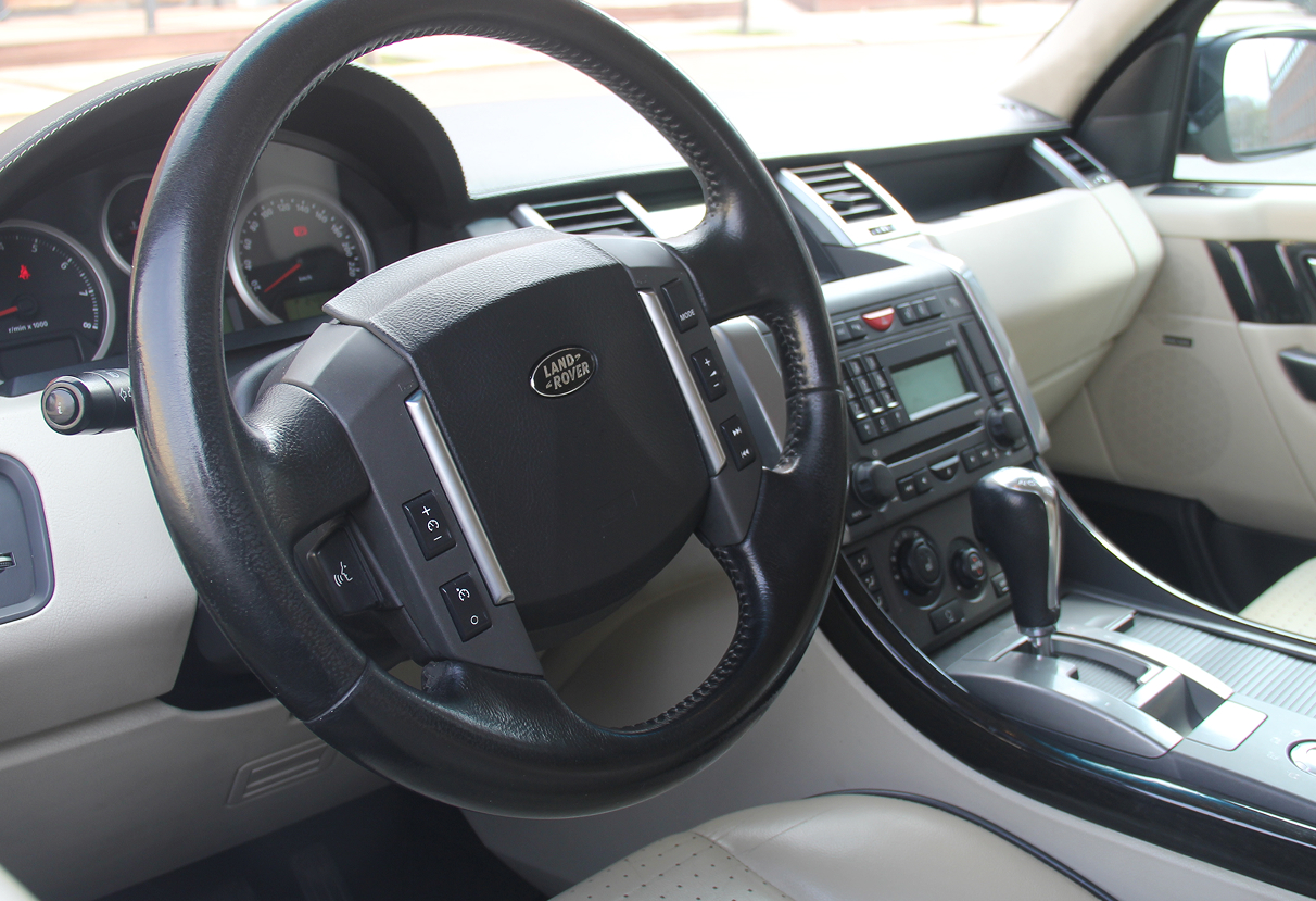 Аренда land-rover range-rover-sport бизнес класса 2008 года в городе Москва от 7992 руб./сутки, полный привод, двигатель: бензин, объем 4.2 литра, ОСАГО (Впишу в полис), без водителя, недорого, вид 8 - RentRide