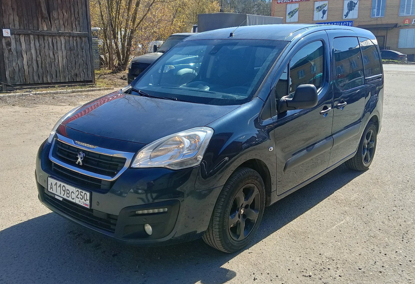 Аренда peugeot partner 2021 года в городе Москва Котельники от 4000 руб./сутки, передний привод, двигатель: бензин, объем 1.6 литров, ОСАГО (Впишу в полис), без водителя, недорого - RentRide