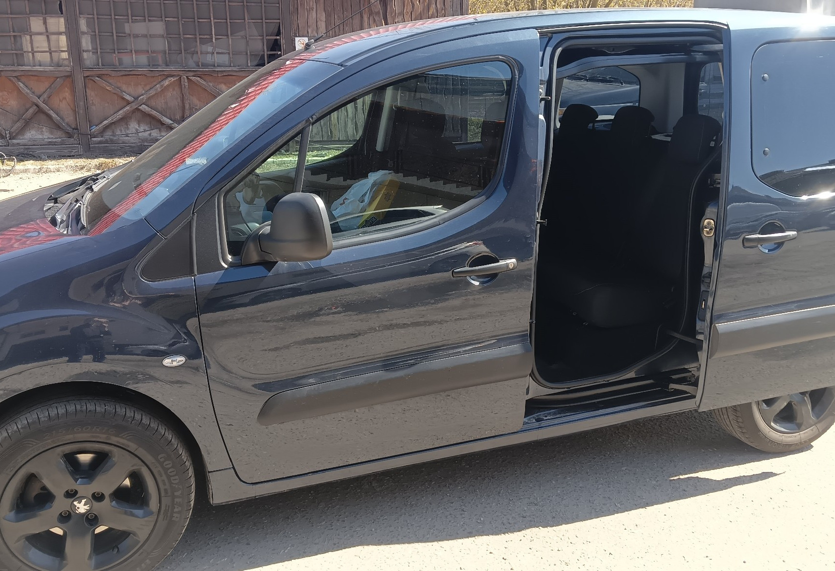 Аренда peugeot partner 2021 года в городе Москва Котельники от 4000 руб./сутки, передний привод, двигатель: бензин, объем 1.6 литров, ОСАГО (Впишу в полис), без водителя, недорого, вид 5 - RentRide