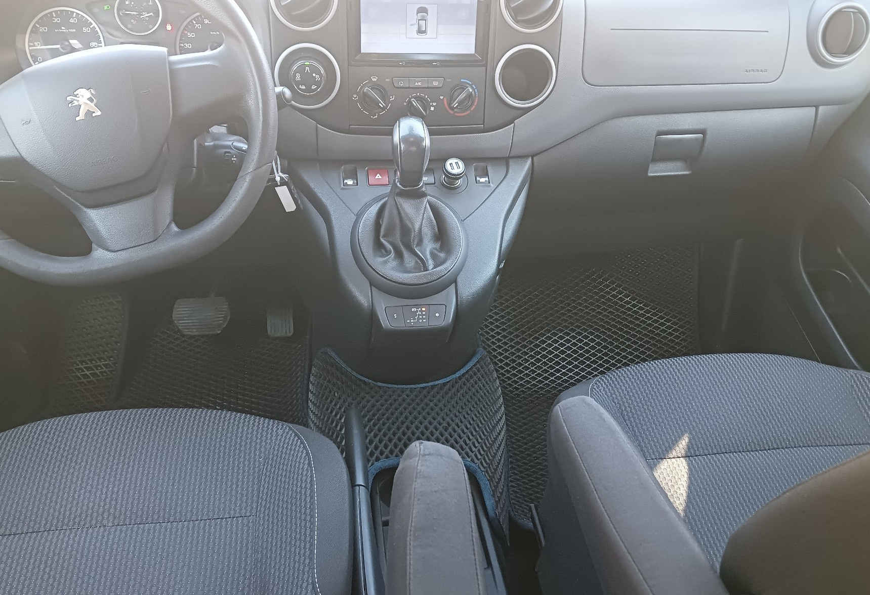 Аренда peugeot partner 2021 года в городе Москва Котельники от 4000 руб./сутки, передний привод, двигатель: бензин, объем 1.6 литров, ОСАГО (Впишу в полис), без водителя, недорого, вид 7 - RentRide