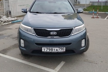 Прокат авто kia sorento комфорт класса 2014 года в городе Москва Минская от 4000 руб./сутки, передний привод, двигатель: бензин, объем 2.4 литра, ОСАГО (Впишу в полис), без водителя, недорого - RentRide