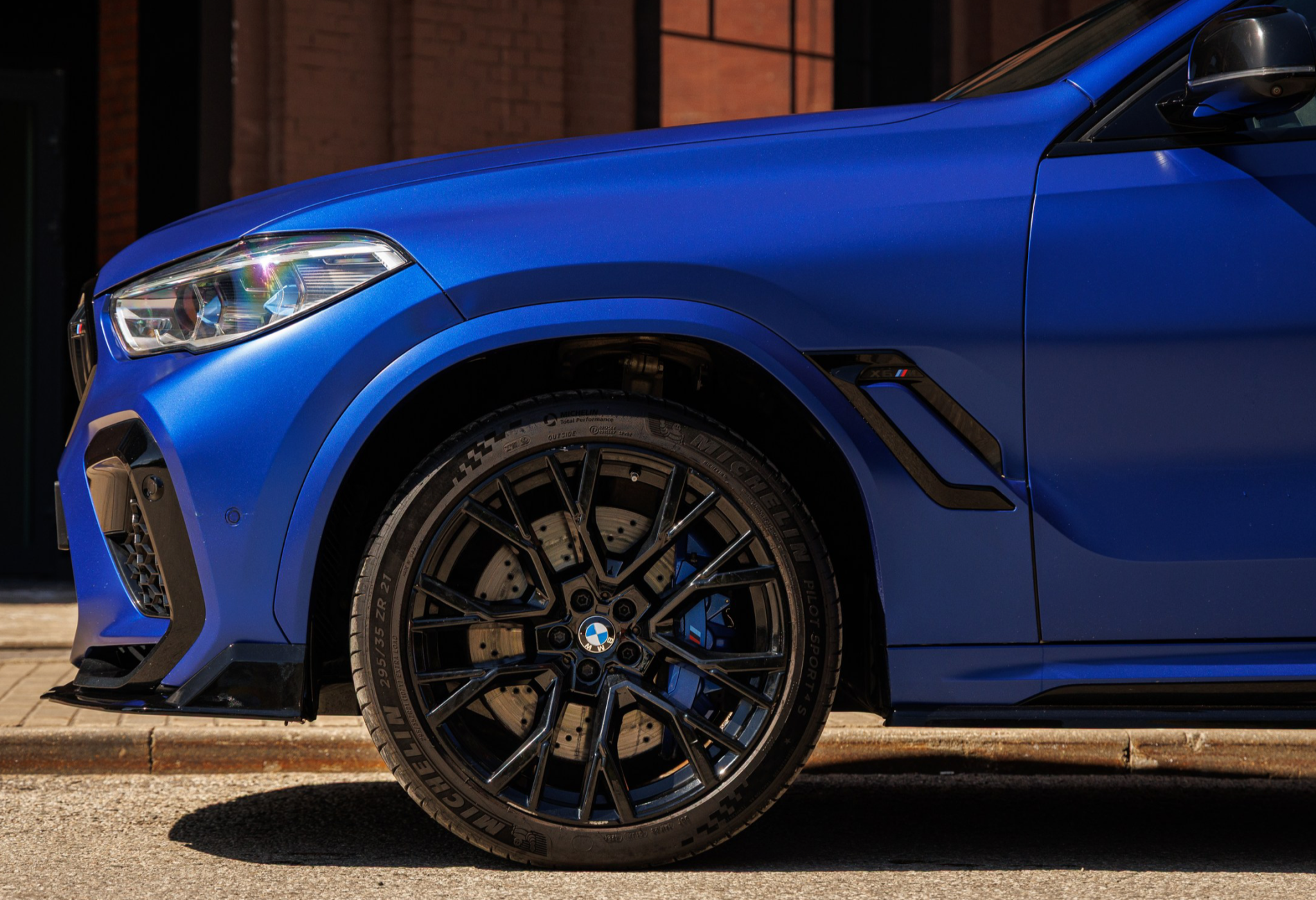 Аренда bmw x6-m премиум класса 2020 года в городе Москва Лермонтовский проспект от 28720 руб./сутки, полный привод, двигатель: бензин, объем 4.4 литра, каско (Мультидрайв), ОСАГО (Мультидрайв), без водителя, недорого, вид 2 - RentRide