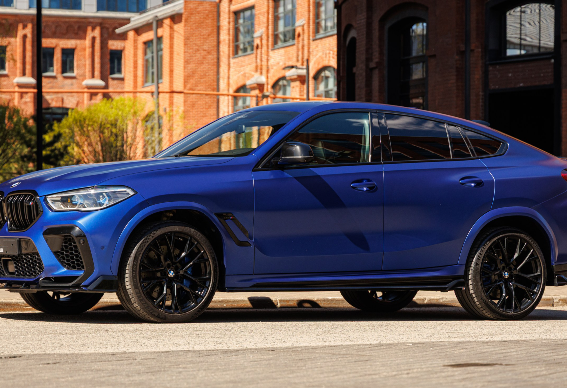 Аренда bmw x6-m премиум класса 2020 года в городе Москва Лермонтовский проспект от 28720 руб./сутки, полный привод, двигатель: бензин, объем 4.4 литра, каско (Мультидрайв), ОСАГО (Мультидрайв), без водителя, недорого - RentRide