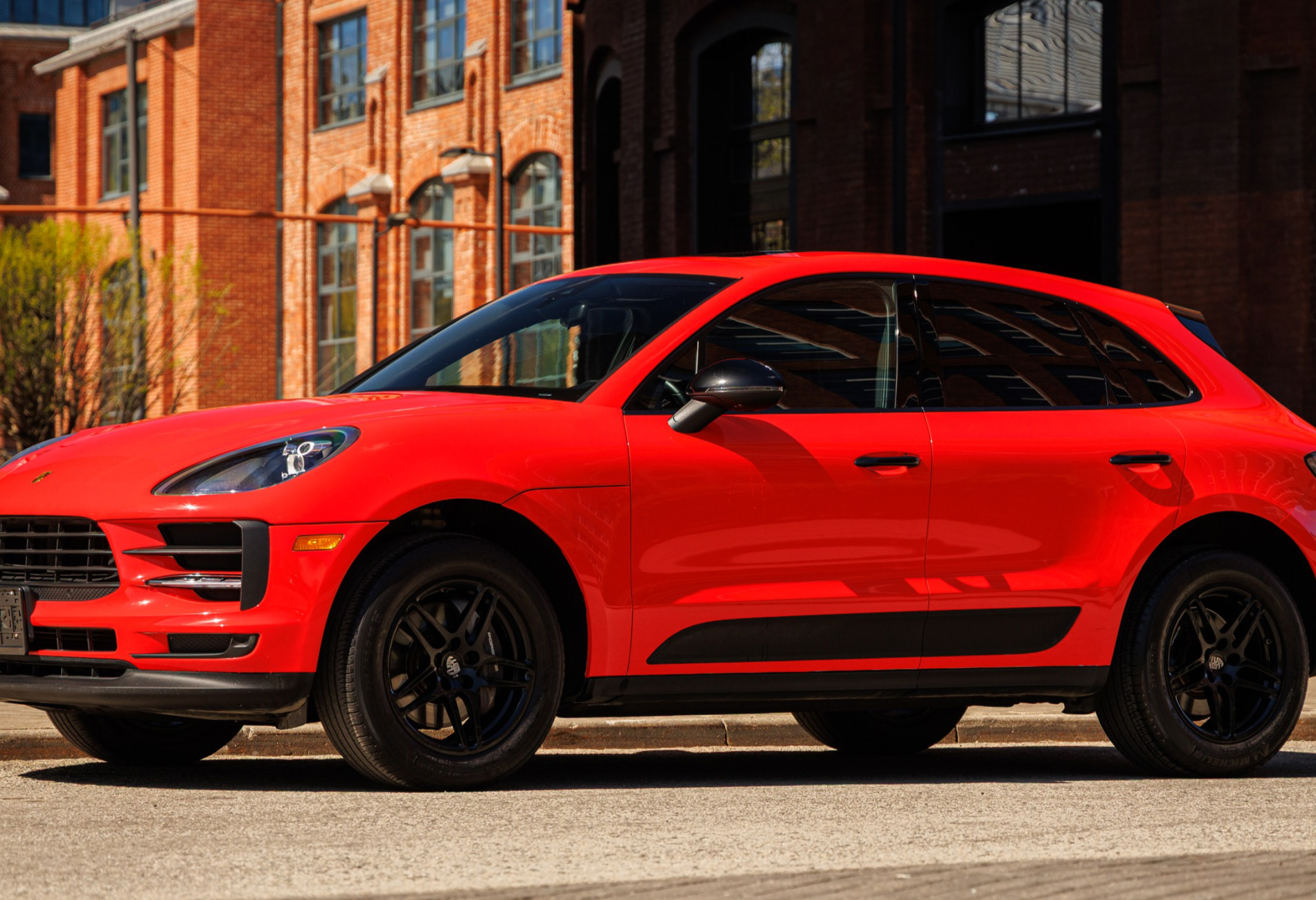 Аренда porsche macan премиум класса 2021 года в городе Москва Лермонтовский проспект от 11120 руб./сутки, полный привод, двигатель: бензин, объем 2 литра, ОСАГО (Мультидрайв), без водителя, недорого - RentRide