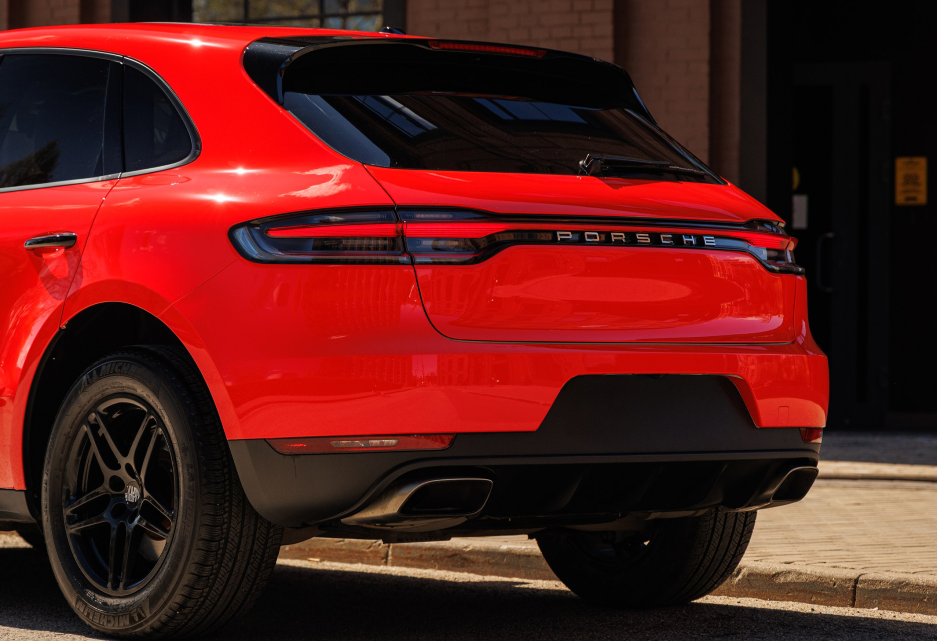Аренда porsche macan премиум класса 2021 года в городе Москва Лермонтовский проспект от 11120 руб./сутки, полный привод, двигатель: бензин, объем 2 литра, ОСАГО (Мультидрайв), без водителя, недорого, вид 4 - RentRide