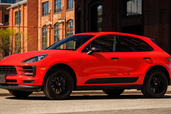 Прокат авто porsche macan премиум класса 2021 года в городе Москва Лермонтовский проспект от 11120 руб./сутки, полный привод, двигатель: бензин, объем 2 литра, ОСАГО (Мультидрайв), без водителя, недорого - RentRide