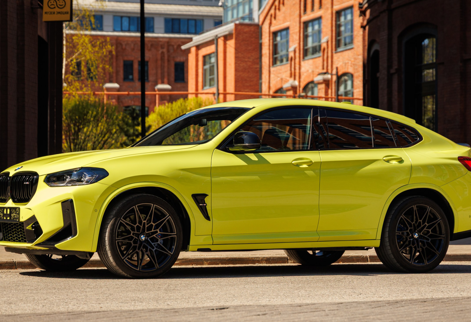 Аренда bmw x4-m премиум класса 2022 года в городе Москва Лермонтовский проспект от 25520 руб./сутки, полный привод, двигатель: бензин, объем 3 литра, каско (Мультидрайв), ОСАГО (Мультидрайв), без водителя, недорого - RentRide
