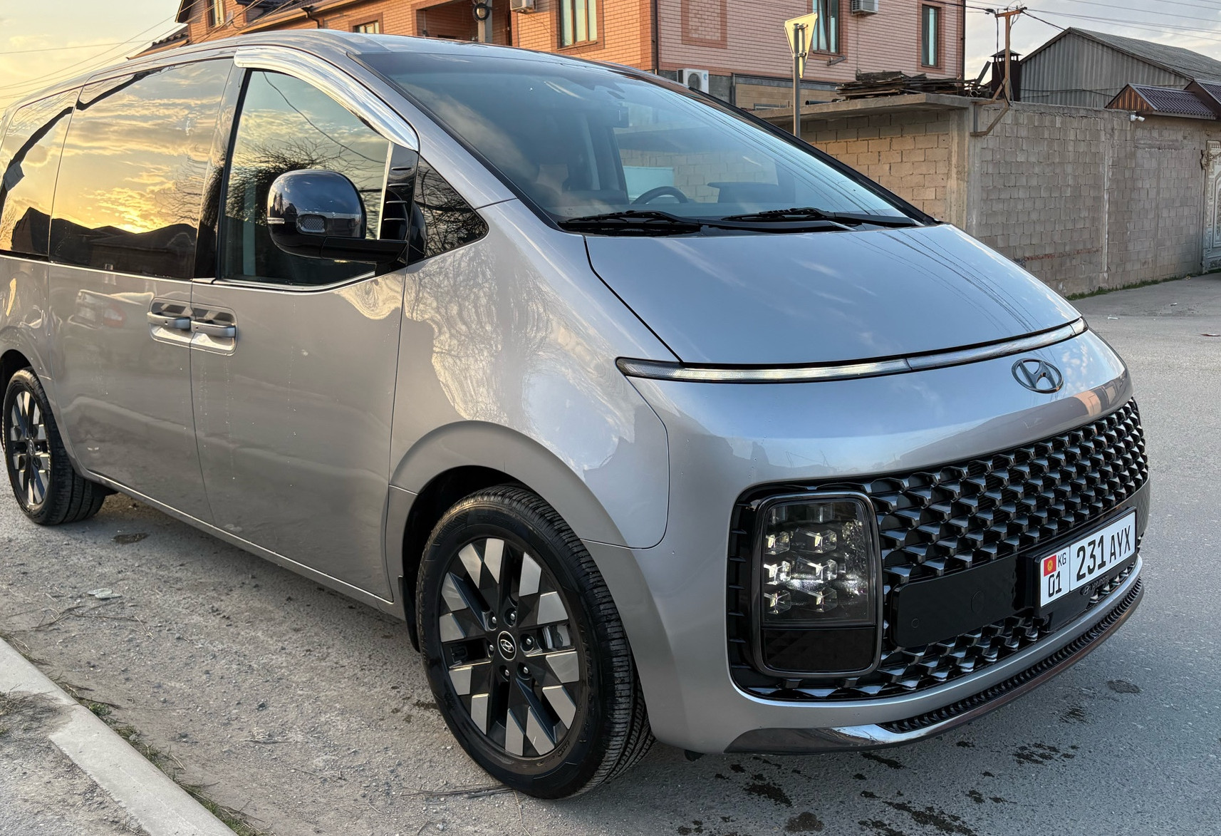 Аренда hyundai staria 2021 года в городе Москва от 9600 руб./сутки, передний привод, двигатель: газ, объем 3.5 литров, ОСАГО (Впишу в полис), без водителя, недорого, вид 3 - RentRide