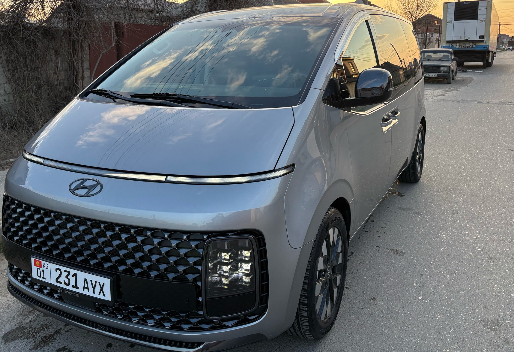 Аренда hyundai staria 2021 года в городе Москва от 9600 руб./сутки, передний привод, двигатель: газ, объем 3.5 литров, ОСАГО (Впишу в полис), без водителя, недорого - RentRide