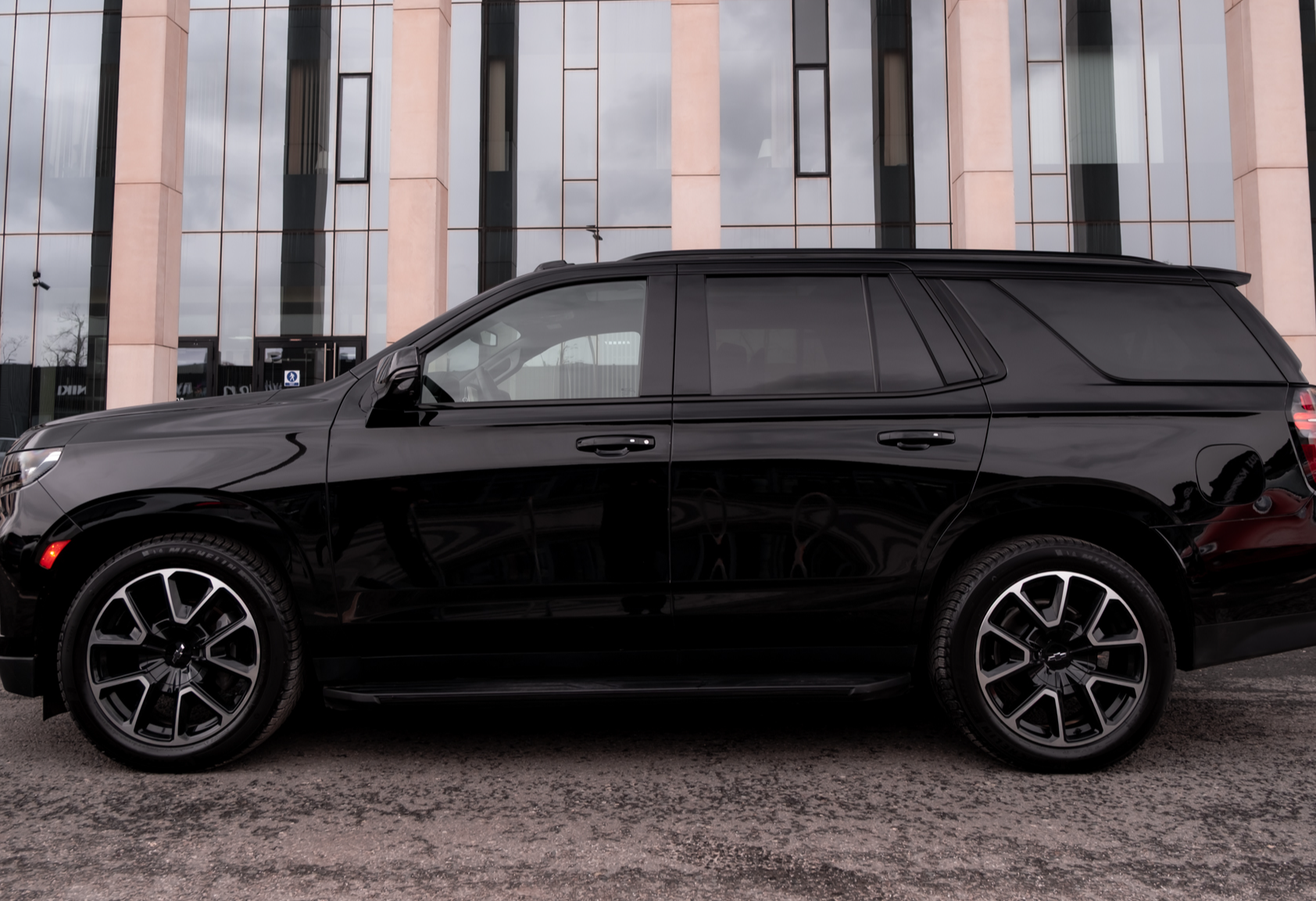 Аренда chevrolet tahoe бизнес класса 2024 года в городе Москва Тульская от 28400 руб./сутки, полный привод, двигатель: бензин, объем 5.3 литра, каско (Мультидрайв), ОСАГО (Мультидрайв), без водителя, недорого, вид 2 - RentRide