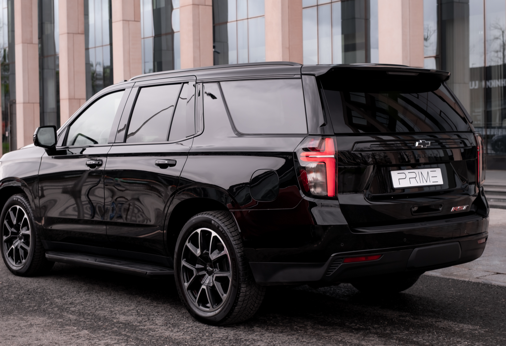 Аренда chevrolet tahoe бизнес класса 2024 года в городе Москва Тульская от 28400 руб./сутки, полный привод, двигатель: бензин, объем 5.3 литра, каско (Мультидрайв), ОСАГО (Мультидрайв), без водителя, недорого, вид 3 - RentRide