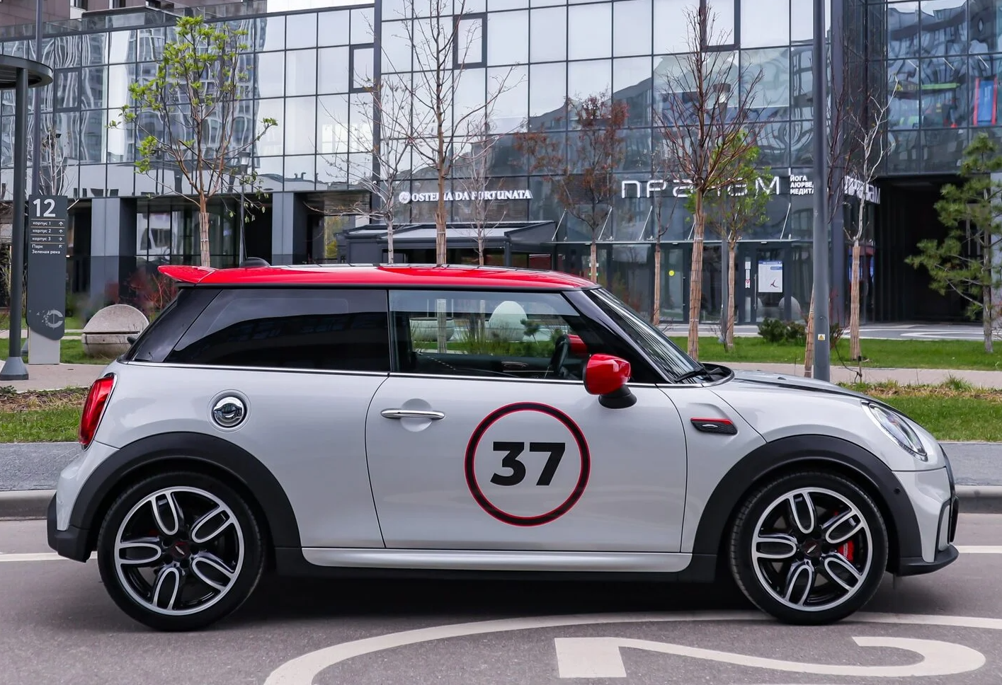 Аренда mini coupe бизнес класса 2021 года в городе Москва Авиамоторная от 10000 руб./сутки, передний привод, двигатель: бензин, объем 2 литра, каско (Мультидрайв), ОСАГО (Мультидрайв), без водителя, недорого, вид 2 - RentRide