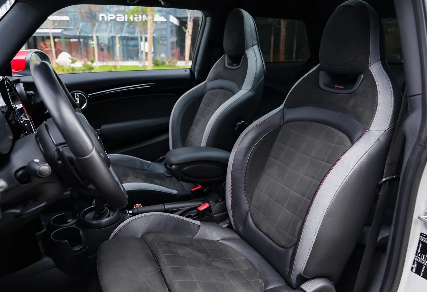 Аренда mini coupe бизнес класса 2021 года в городе Москва Авиамоторная от 10000 руб./сутки, передний привод, двигатель: бензин, объем 2 литра, каско (Мультидрайв), ОСАГО (Мультидрайв), без водителя, недорого, вид 4 - RentRide