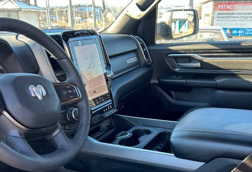 Аренда ram 1500 премиум класса 2022 года в городе Москва от 15200 руб./сутки, полный привод, двигатель: бензин, объем 5.7 литров, ОСАГО (Впишу в полис), без водителя, недорого, вид 5 - RentRide