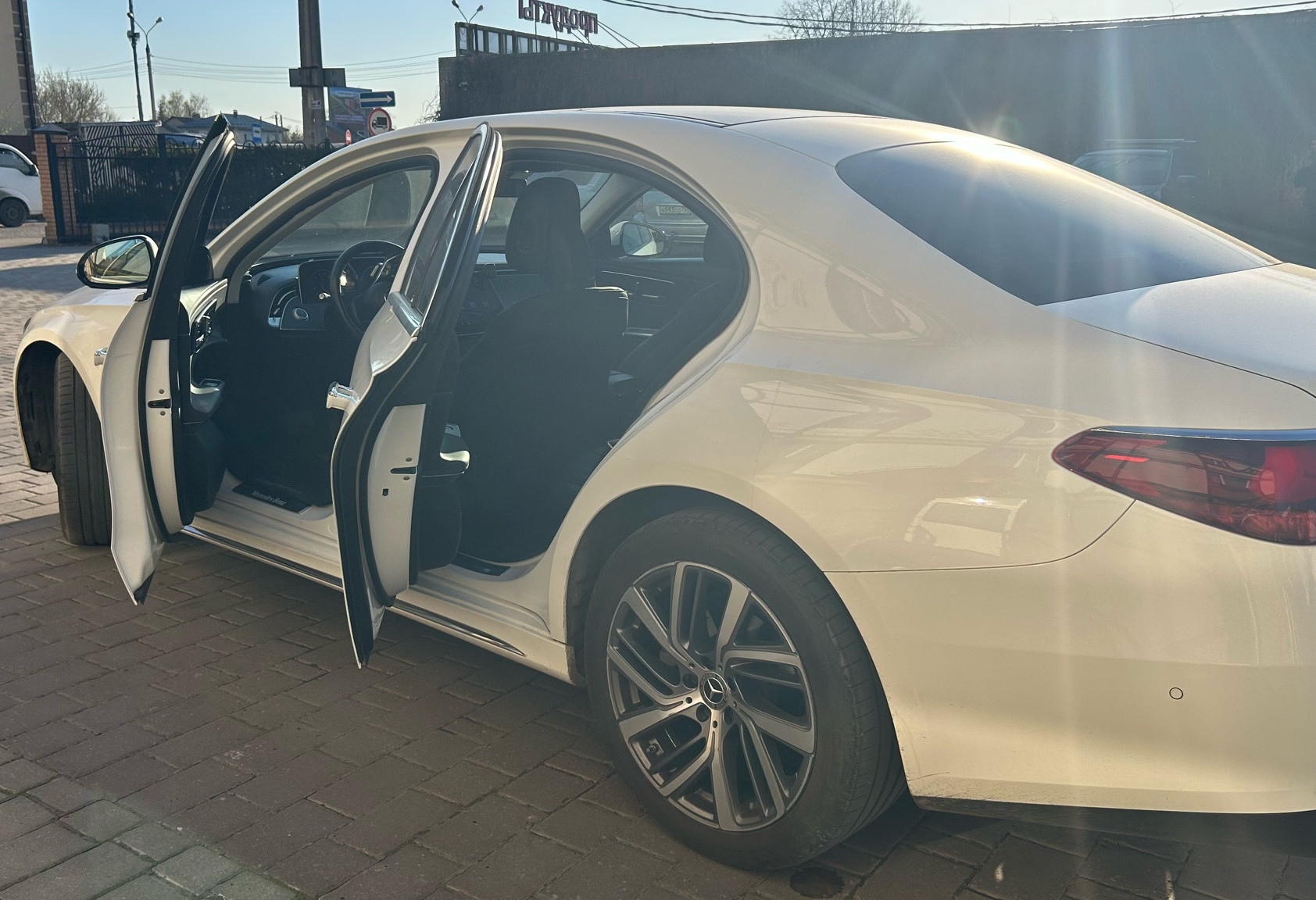 Аренда mercedes-benz e-klass бизнес класса 2024 года в городе Москва от 16000 руб./сутки, полный привод, двигатель: дизель, объем 2 литра, без водителя, недорого, вид 5 - RentRide