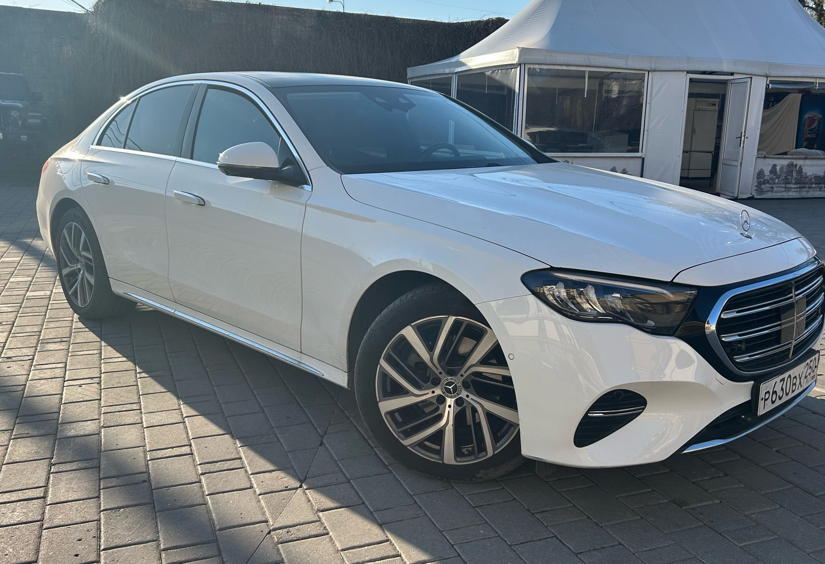Аренда mercedes-benz e-klass бизнес класса 2024 года в городе Москва от 16000 руб./сутки, полный привод, двигатель: дизель, объем 2 литра, без водителя, недорого, вид 3 - RentRide