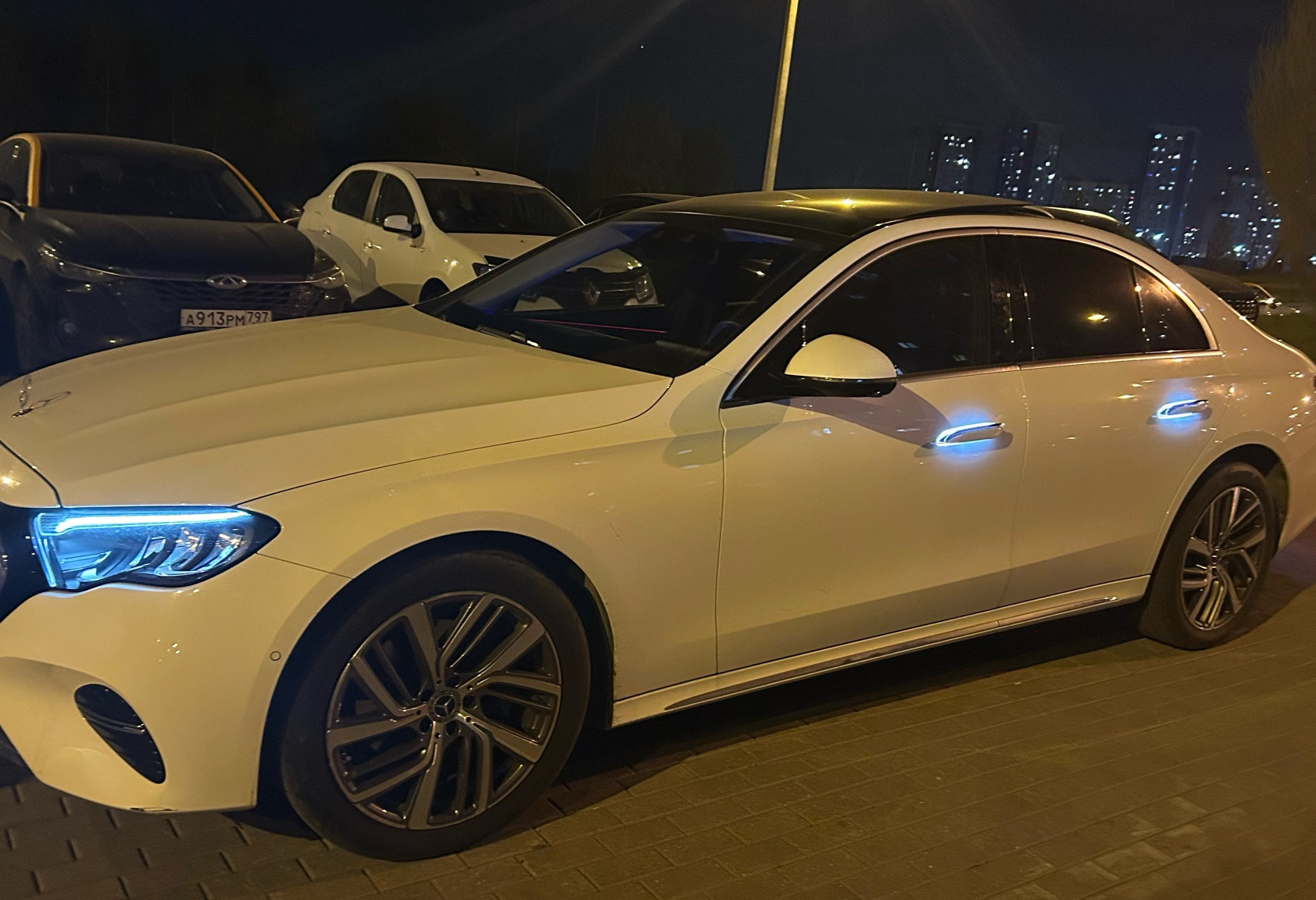 Аренда mercedes-benz e-klass премиум класса 2024 года в городе Москва от 16000 руб./сутки, полный привод, двигатель: дизель, объем 2 литра, ОСАГО (Впишу в полис), без водителя, недорого, вид 9 - RentRide