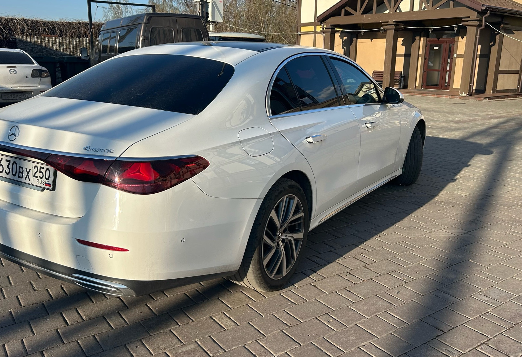 Аренда mercedes-benz e-klass бизнес класса 2024 года в городе Москва от 16000 руб./сутки, полный привод, двигатель: дизель, объем 2 литра, без водителя, недорого, вид 4 - RentRide