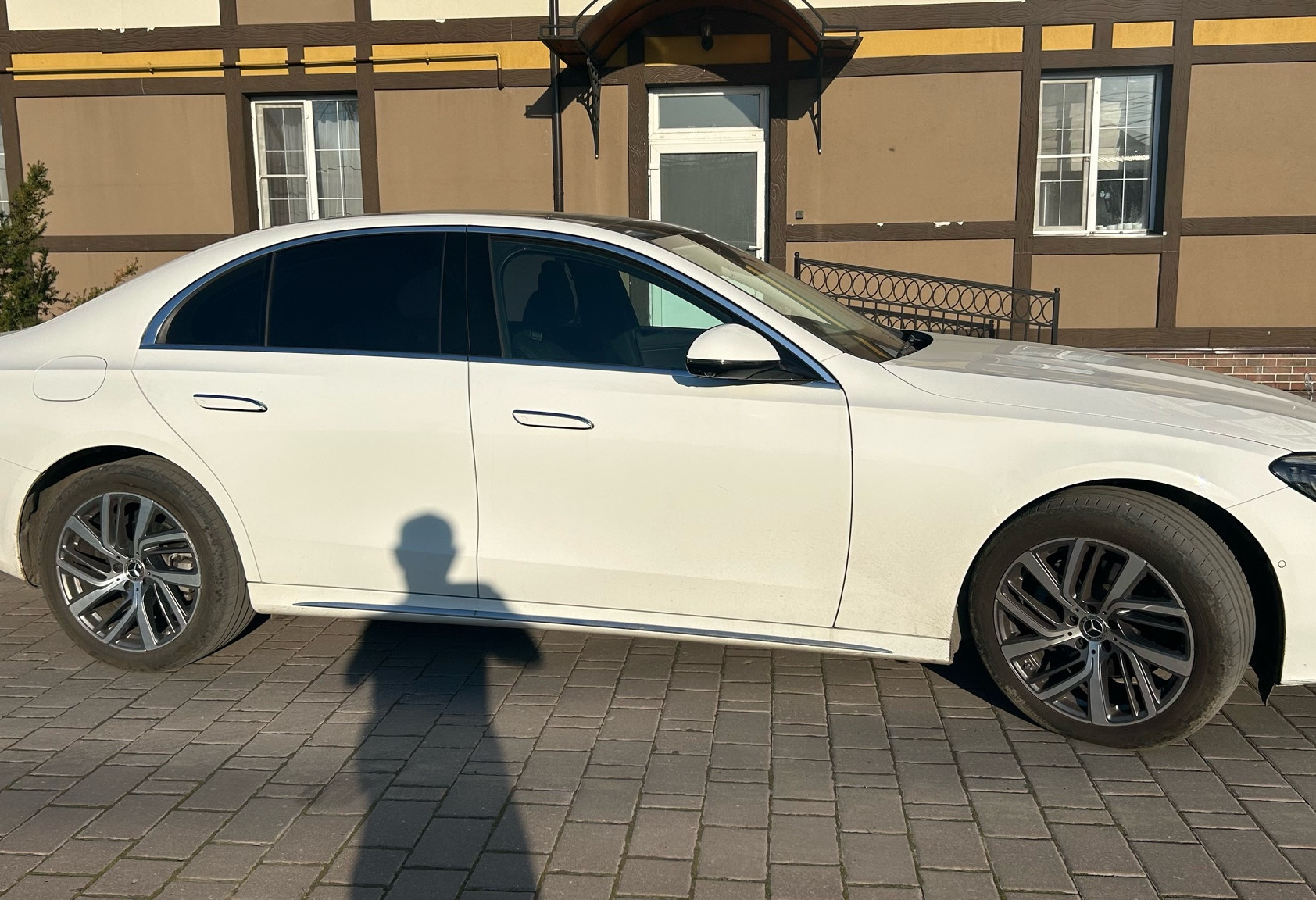 Аренда mercedes-benz e-klass бизнес класса 2024 года в городе Москва от 16000 руб./сутки, полный привод, двигатель: дизель, объем 2 литра, без водителя, недорого, вид 7 - RentRide