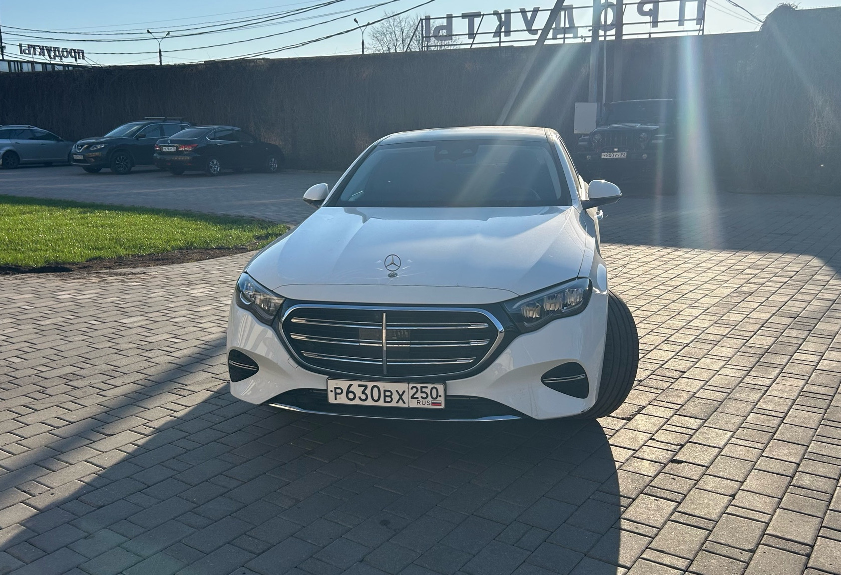 Аренда mercedes-benz e-klass бизнес класса 2024 года в городе Москва от 16000 руб./сутки, полный привод, двигатель: дизель, объем 2 литра, без водителя, недорого - RentRide