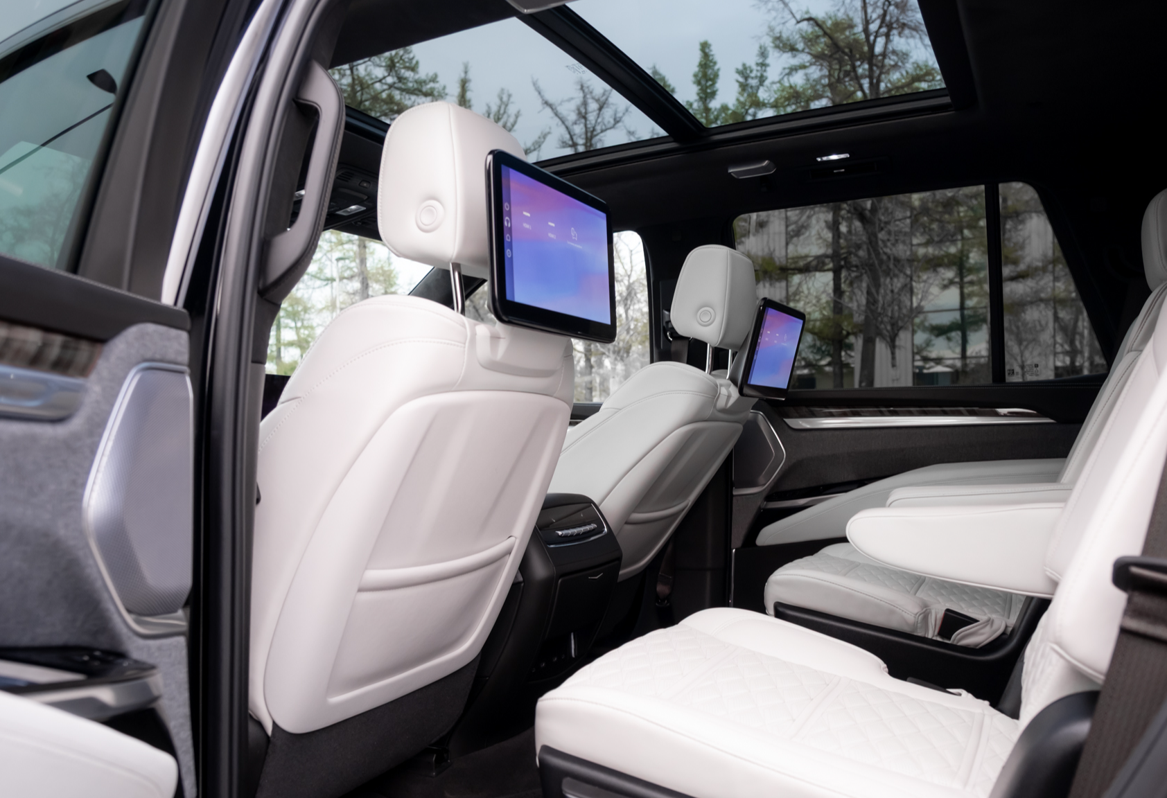 Аренда cadillac escalade премиум класса 2022 года в городе Москва Тульская от 58800 руб./сутки, полный привод, двигатель: бензин, объем 6.2 литра, каско (Мультидрайв), ОСАГО (Мультидрайв), без водителя, недорого, вид 9 - RentRide