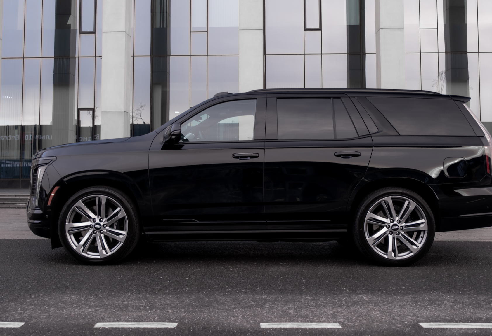 Аренда cadillac escalade премиум класса 2022 года в городе Москва Тульская от 58800 руб./сутки, полный привод, двигатель: бензин, объем 6.2 литра, каско (Мультидрайв), ОСАГО (Мультидрайв), без водителя, недорого, вид 2 - RentRide