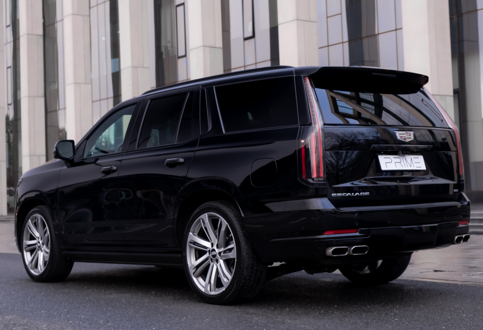 Аренда cadillac escalade премиум класса 2022 года в городе Москва Тульская от 58800 руб./сутки, полный привод, двигатель: бензин, объем 6.2 литра, каско (Мультидрайв), ОСАГО (Мультидрайв), без водителя, недорого, вид 3 - RentRide